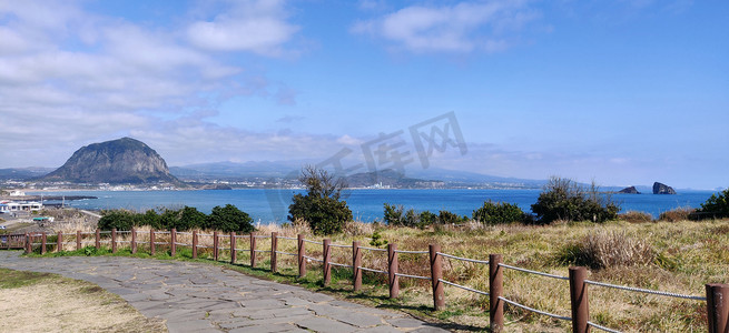 魏轻和岳山摄影照片_以山房山为背景的松岳山铺砌的步道