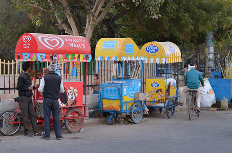印度新德里，2020 年。印度门附近的奶油钟、Mother dairy 和 Walls 冰淇淋摊位。