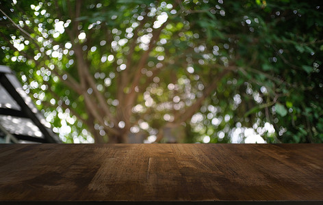 深色桌面背景摄影照片_抽象模糊散景黑色前的空深色木桌