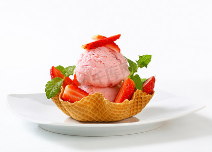 华夫饼篮中的粉色冰淇淋