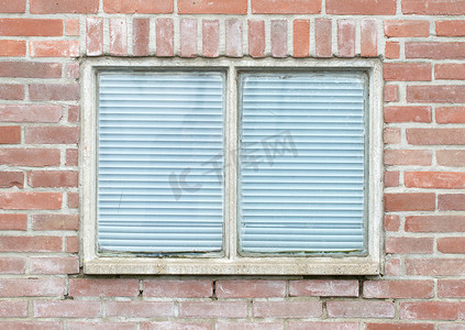 带窗户的旧复古砖墙