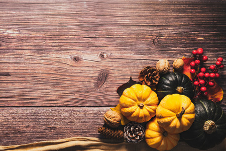 木桌上有南瓜和坚果的感恩节快乐
