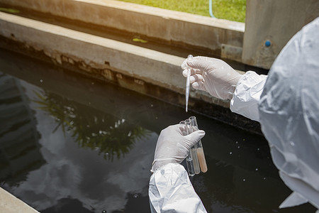 科学家正在检查废水处理系统的质量