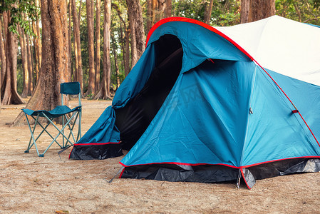 活动站点摄影照片_国家公园假日露营地和篝火帐篷，户外休闲活动放松的露营地。