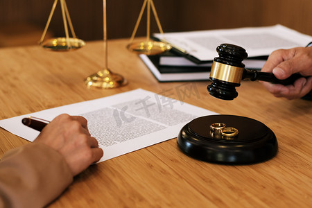 法官敲槌决定婚姻离婚签署文件。