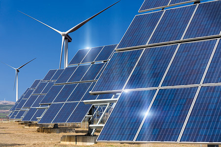 使用太阳能和风力涡轮机的可再生太阳能发电厂