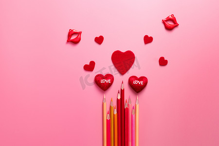 情人节概念、红心和粉色黑色彩色铅笔