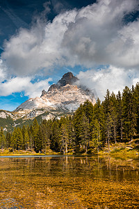 天安门会客厅摄影照片_从安托诺湖看到的雄伟的 Tre Cime Di Lavaredo 山，