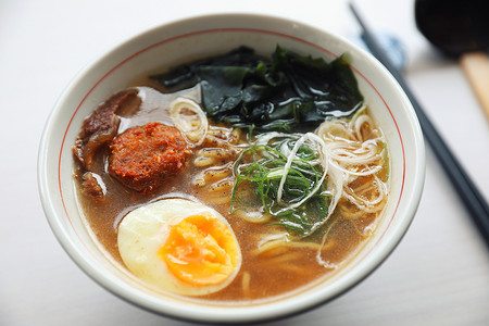 拉面摄影照片_拉面日本面汤食品配面条猪肉蛋海藻
