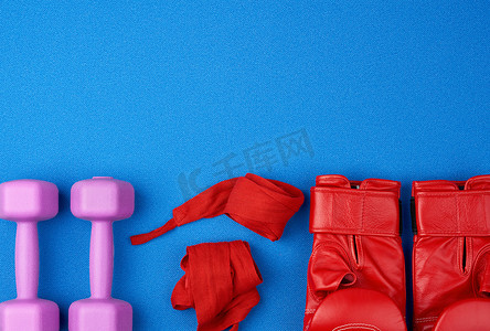 弹性压缩摄影照片_一对红色皮革拳击手套，纺织红色弹性绷带 f