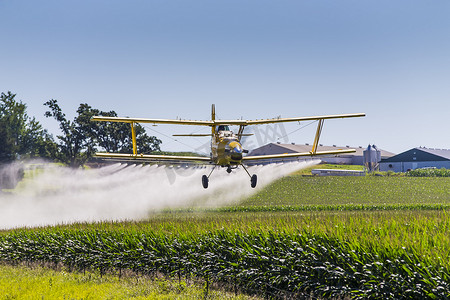 黄色农作物喷粉器在农作物上喷洒农药