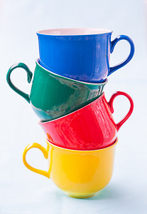 彩色杯子叠成塔状。