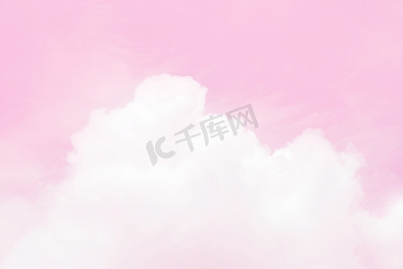 粉色云彩背景摄影照片_模糊的天空柔和的粉红色云彩，模糊的天空柔和的粉红色柔和的背景，爱情人节背景，粉红色的天空清晰柔和的柔和的背景，粉红色柔和的模糊天空壁纸