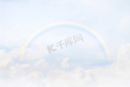 漂亮的彩虹摄影照片_天空上模糊的彩虹白色柔软和云背景，彩虹环在天空上盘旋，天空中的彩虹