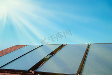 吉利摄影照片_屋顶上的太阳能电池板