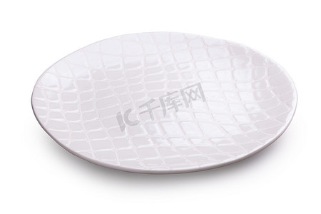 陶瓷盘摄影照片_白色背景上的空空白陶瓷盘
