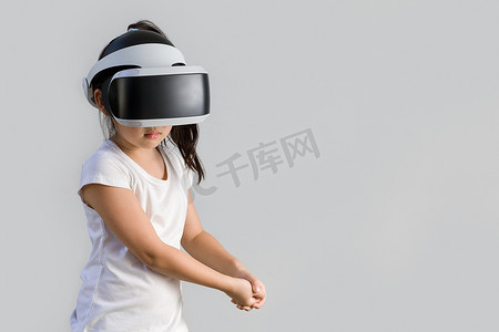 工作室拍摄摄影照片_带虚拟现实、VR、耳机工作室拍摄的孩子在 Wh 上被隔离