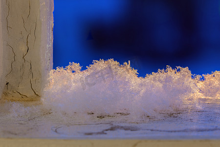 寒冷的冬天窗台摄影照片_有选择地聚焦的旧漆木上的雪花