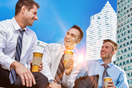 一群同事下班后边喝咖啡边坐着聊天