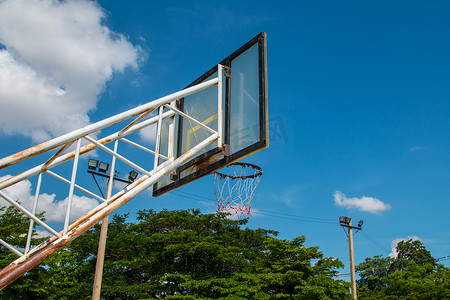 篮球户外篮球场网篮圈板室外蓝天。
