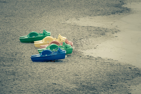 脚踏摄影照片_荒凉海滩上的彩色脚踏船
