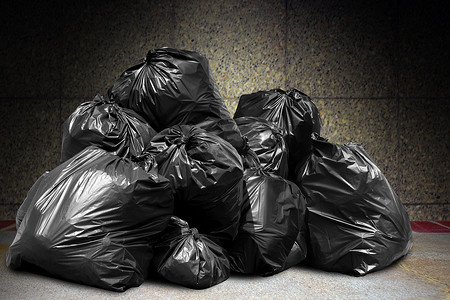 污染塑料袋摄影照片_垃圾是一堆垃圾，许多垃圾塑料袋在混凝土墙黑色垃圾，垃圾塑料垃圾垃圾污染，塑料垃圾袋箱，垃圾垃圾堆，大量垃圾堆