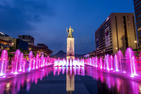精美汽车摄影照片_光化门广场色彩精美的喷泉，市中心有李舜臣海军上将雕像。