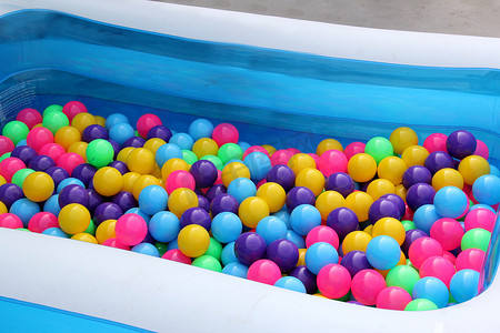 彩色塑料泳池球派对，供孩子们在水上乐园玩球，彩色球塑料抽象背景图案，儿童玩具球