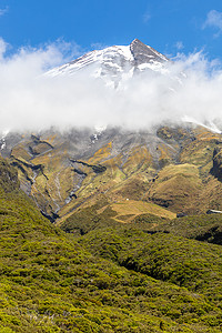 云层覆盖的塔拉纳基火山，新西兰