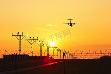 飞机航行摄影照片_夕阳下的飞机