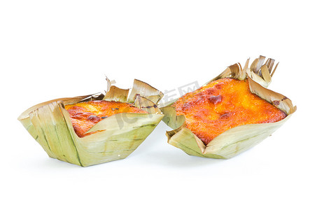 工作室在白色的菲律宾美食中拍摄了两种 Bibingka 年糕类型的 kakanin