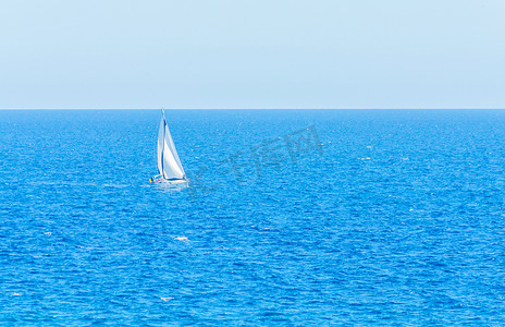 海上航行的帆船，公海上的游轮，saili