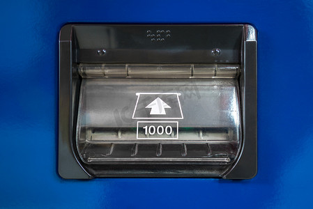 自动售货机插入钞票