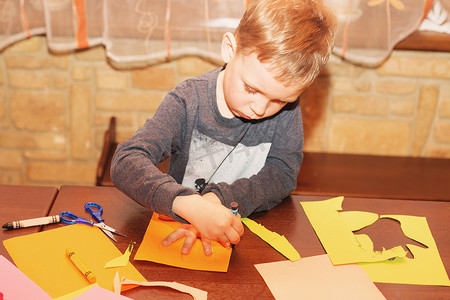 孩子用蜡笔在纸上描出一只手