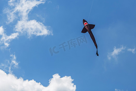 风筝玩具摄影照片_个风筝在蓝蓝的天空中飞翔。