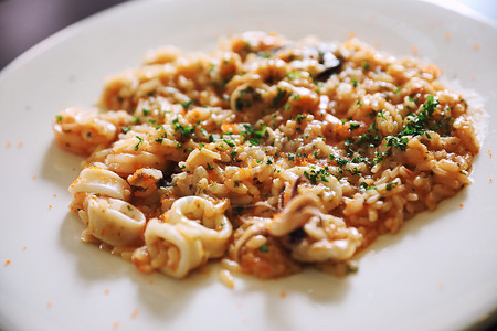 海鲜烩饭摄影照片_海鲜烩饭，桌上的传统意大利米饭