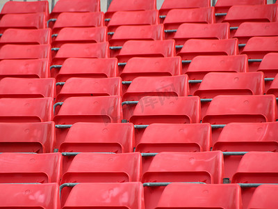 体育场座椅摄影照片_红色塑料座椅透视站立平台
