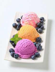 什锦冰淇淋配新鲜蓝莓