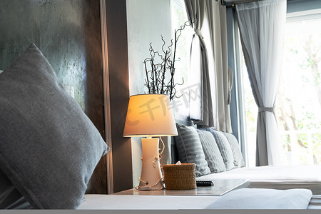 舒适的客厅、灰色枕头和台灯