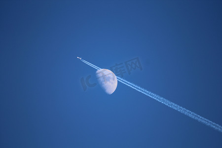 在月亮附近的天空中的飞机