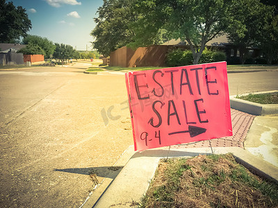 达拉斯附近郊区的特写红色房地产销售标志，时间范围为上午 9 点至下午 4 点