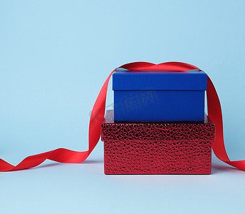 方形的蓝色和红色纸板箱，用于装礼物和扭曲的丝绸