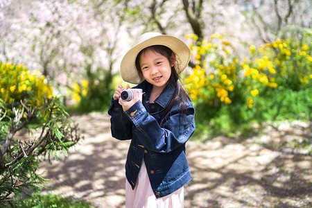 亚洲儿童手持相机在都林旅行时拍照