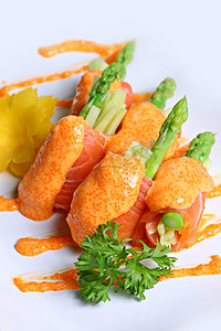 三文鱼寿司配明太酱，流行的日本食品