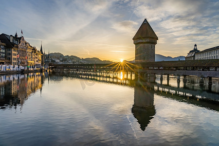 卢塞恩市中心的全景与著名的教堂桥和卢塞恩湖 (Vierwaldstatersee)，瑞士卢塞恩州
