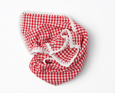红方格桌布摄影照片_白色背景中皱巴巴的厨房红白毛巾