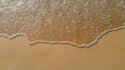 沙滩上柔软的海洋波浪