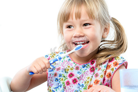 空腔摄影照片_可爱的五岁小孩刷牙。