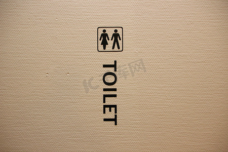白色结构墙上的男女通用厕所标志