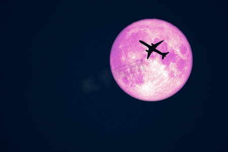 全乌鸦月亮和剪影飞机飞行在夜空